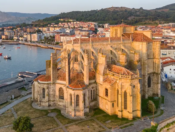 Imagen aérea de Santa María de la Asunción, Castro Urdiales