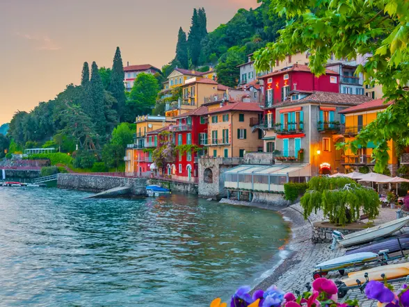 Varenna se asoma al agua con muelles silenciosos, casas que trepan la ladera y jardines que crecen entre piedra y niebla.