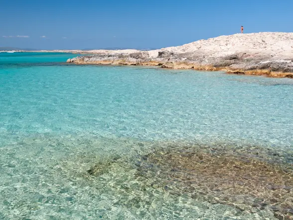 Aguas turquesas de Ses Illetes, perfectas para practicar deportes.