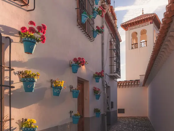 Mañana con luz dorada sobre las tranquilas y pintorescas calles empedradas del Albaicín, Granada