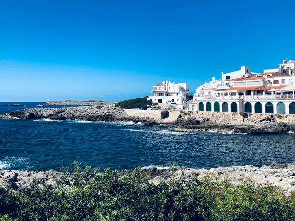 La Cala Torret en Menorca y sus aguas cristalinas