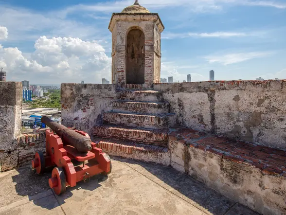 Dentro del Castillo de San Felipe, los cañones originales recuerdan cómo se defendía Cartagena.