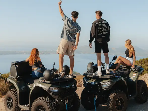 Grupo de amigos junto a sus quads, en un parada durante la ruta desde Alcudia.