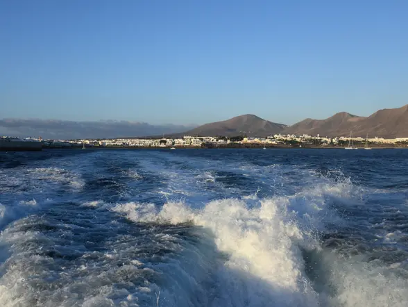 Vista de Lanzarote después de zarpar con destino Fuerteventura
