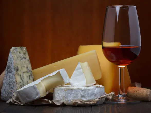 Cata de quesos con maridaje de sidras y vinos de Cangas de Narcea