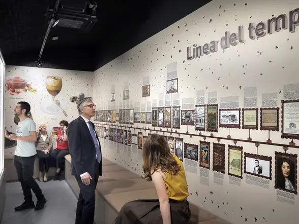 La línea del tiempo, expuesta en una de las salas del Museo Choco Story.