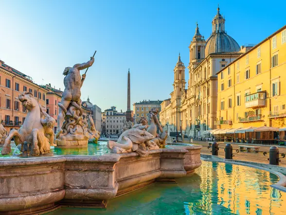 La icónica Plaza Navona de Roma en un día soleado