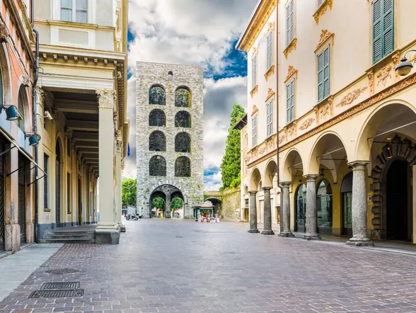 Porta Torre en el casco histórico de Como, Italia