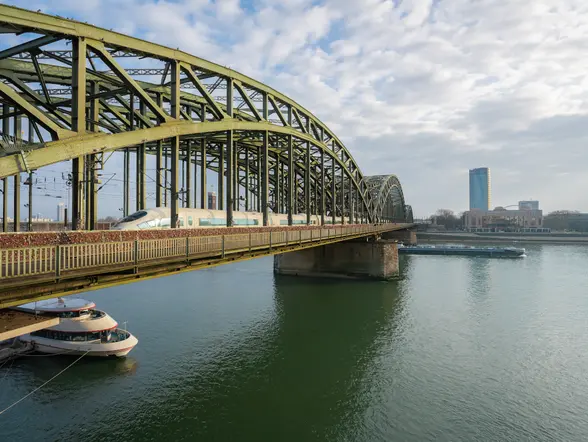 El puente Hohenzollern, un icono de la ciudad, cruza el Rin.