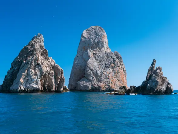 Rocas y mar azul intenso del  Parque Natural del  Montgrí.