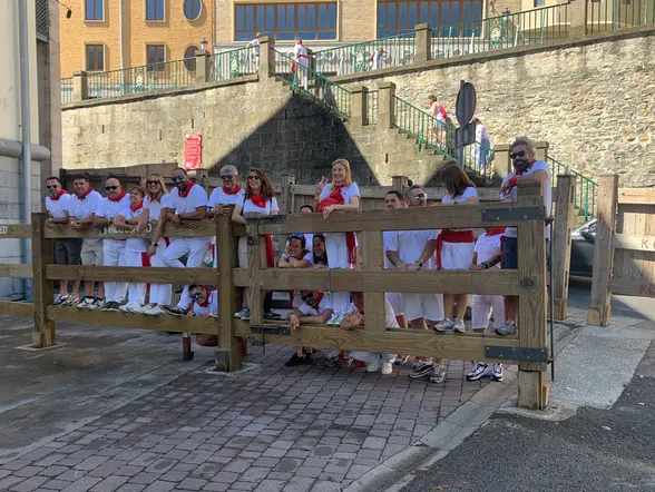 Grupo disfrutando de las fiestas de San Fermín, Pamplona