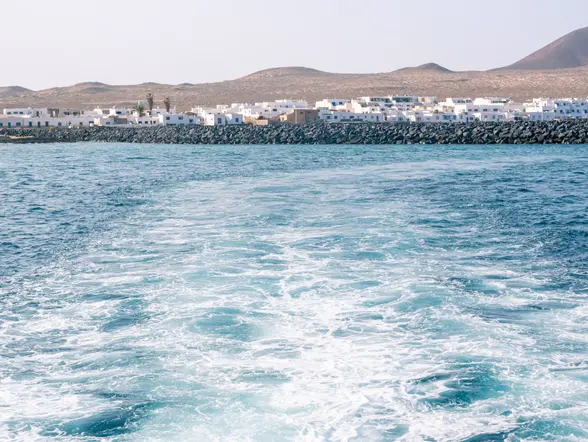 Vistas desde la Graciosa desde el ferry de Lanzarote.
