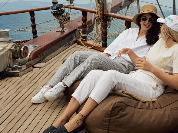 Dos chicas charlando en cubierta. Risas y buena conversación.