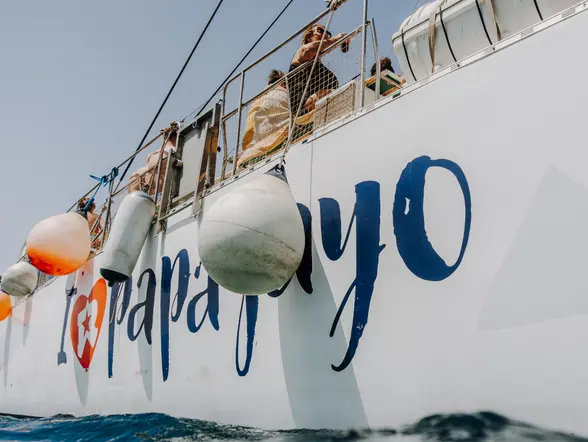 El autobús acuático avanza por la costa, cruzando el mar con tranquilidad en dirección al puerto.