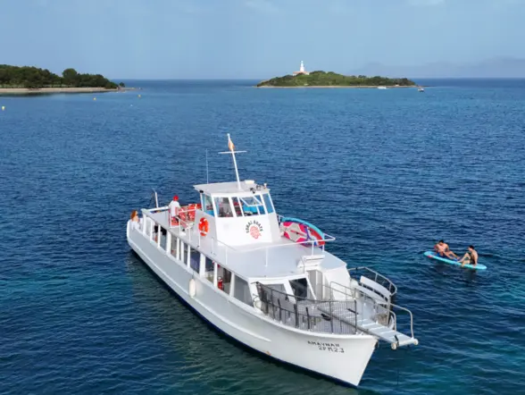 Barco de actividades en la bahía mallorquina de Alcúdia