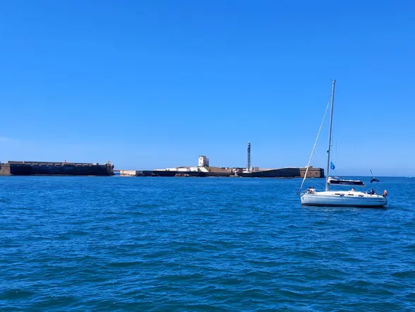 Vistas de la bahía de Cádiz desde el catamarán Pura Vida