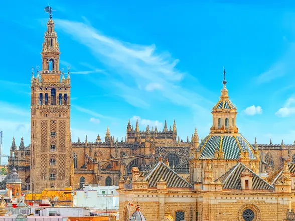La Catedral de Sevilla en un estupendo día soleado