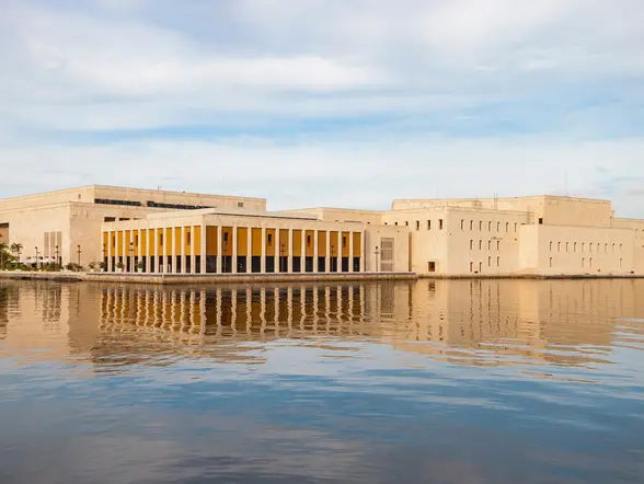 El Centro de Convenciones combina arquitectura moderna y vista a la bahía.