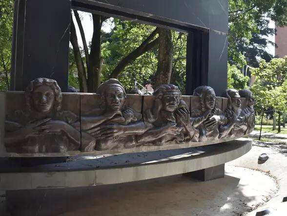 Detalle de una de las esculturas decorativas de Laureles.