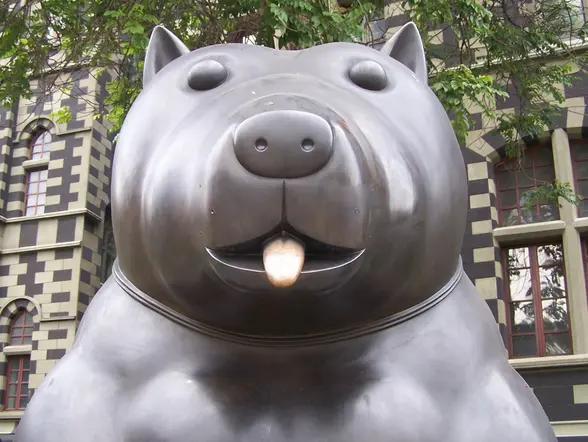 El gato más icónico de la plaza de Botero, una escultura perfecta para fotografiar.