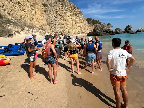 El grupo recibe las instrucciones para manejar el kayak por parte del monitor.