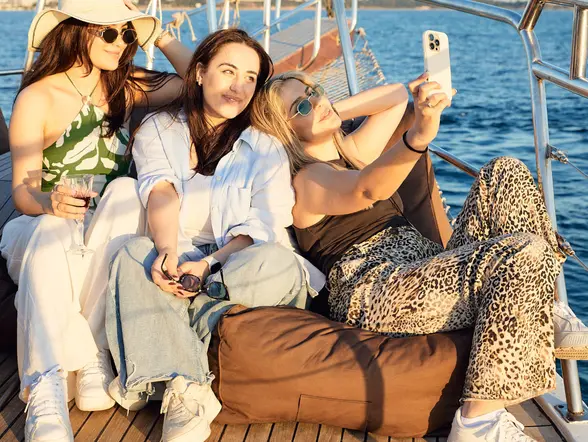 Chicas haciendo fotos con la luz del atardecer.