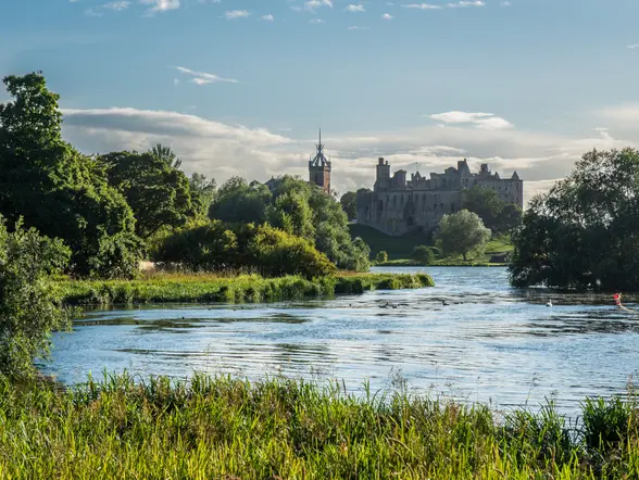 Lago Linlithgow con el castillo de fondo