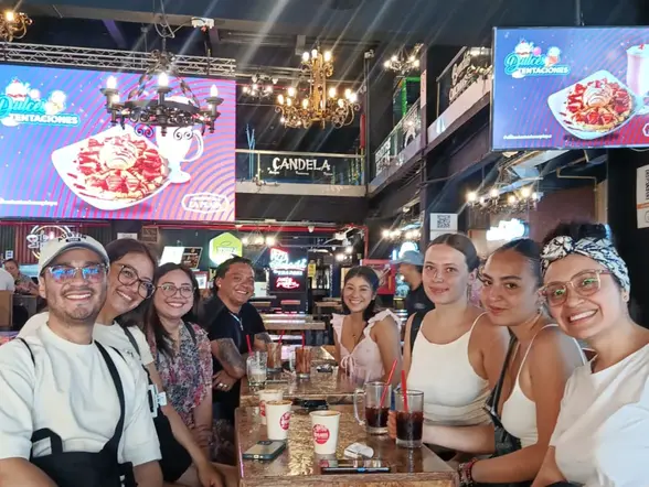 Un grupo de amigos disfruta del Free tour Medellín Gastronómico