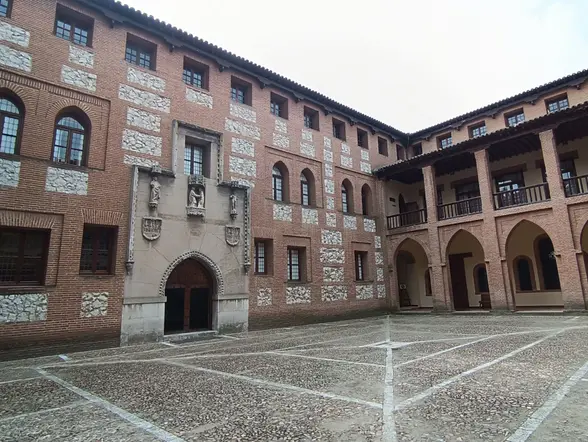 Patio interior de uno de edificios históricos de Medina del Campo, Valladolid