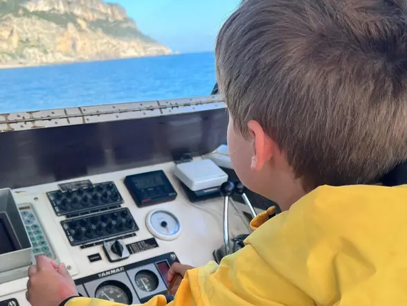 En el barco con visión submarina, los más pequeños también toman el timón.
