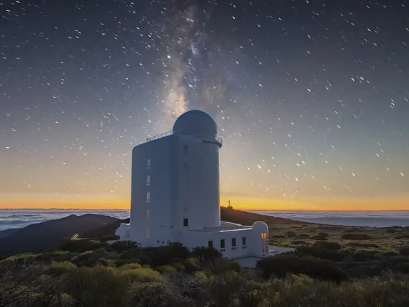 El Observatorio del Teide por la noche, con vistas a un cielo despejado.