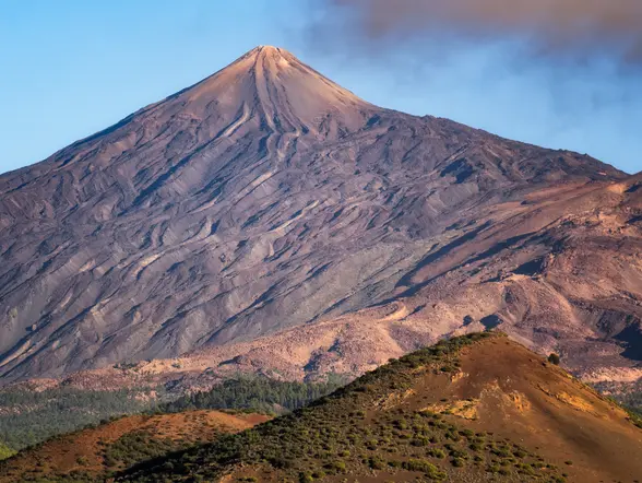 Paisaje con el Teide de fondo y el azul claro.