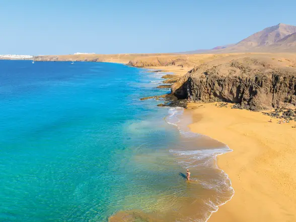 Playa de Papagayo, una de las más visitadas de la isla.