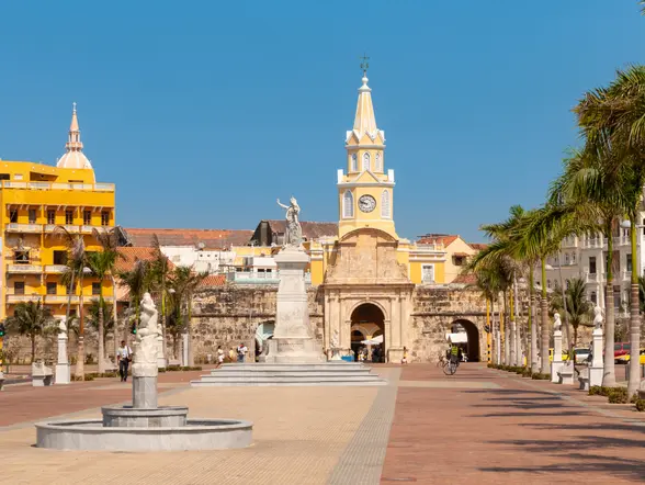 Imagen en un día soleado de la torre del reloj en Cartagena de Indias, Colombia
