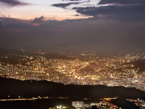 Vista panorámica de Medellin con todas las luces encendidas.