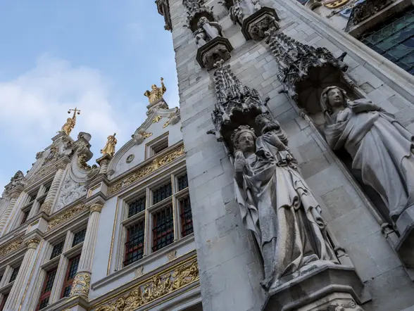 Contrapicado del ayuntamiento de Brujas en la Plaza Burg, Bélgica