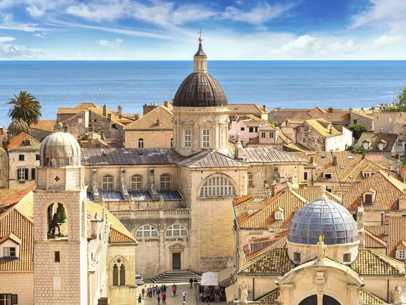  Vista panorámica de la catedral de Dubrovnik y los tejados del casco antiguo junto al mar Adriático.