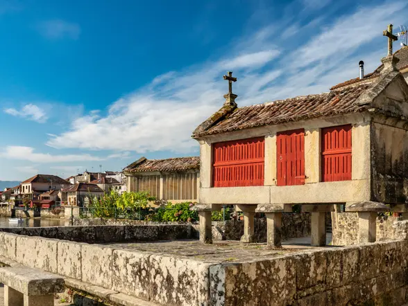 Tradicional hórreo gallego en Combarro, suspendido sobre pilotes junto al mar, símbolo de la cultura rural.