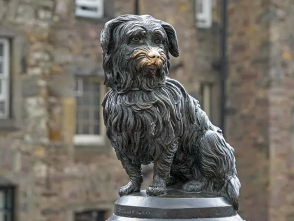 Estatua de Greyfriars Bobby, el famoso perro leal de Edimburgo, frente al cementerio de Greyfriars.