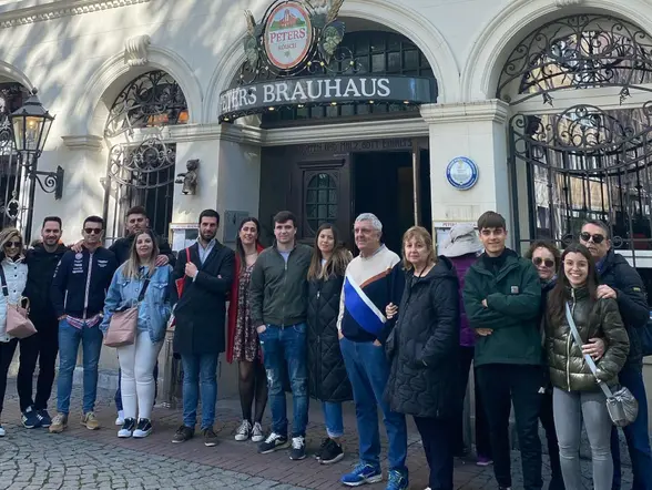 Foto de grupo en un famoso local para degustar la bebida alemana por excelencia.