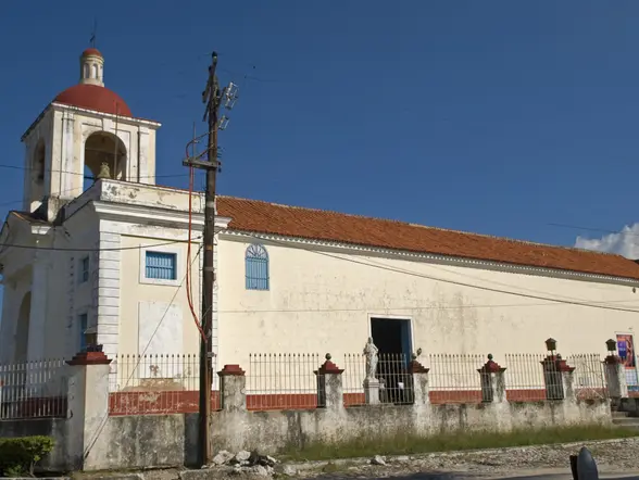 Fachada de la Iglesia de Nuestra Señora de Regla, templo icónico de la espiritualidad afrocubana en La Habana.
