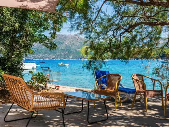 Zona al aire libre en la isla de Kolocep para descansar y disfrutar de la vistas.