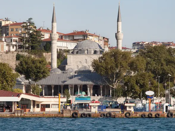 La mezquita Mirimah Sultan es un ejemplo sublime de la arquitectura otomana en Estambul.