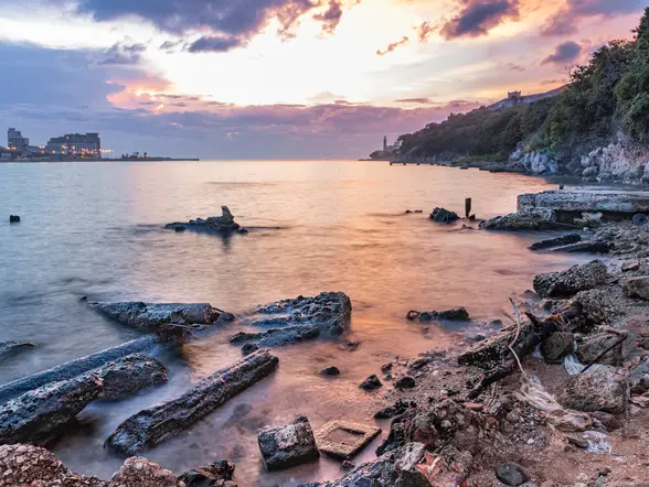 Vista al atardecer del muelle de Casablanca, Cuba