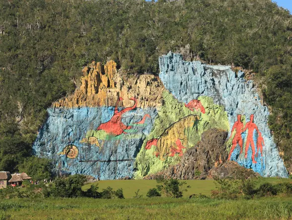 Mural de la prehistoria en el Valle de Viñales con infinidad de colores.