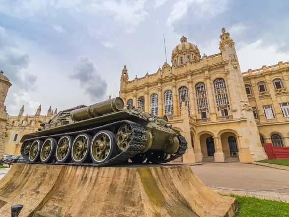 Imagen de la parte exterior del Museo de la Revolución, La Habana