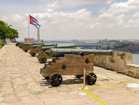 Cañones desde la fortaleza de San Carlos, La Habana