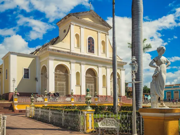 La Iglesia de la Santísima Trinidad destaca por su estilo neoclásico en pleno centro histórico.
