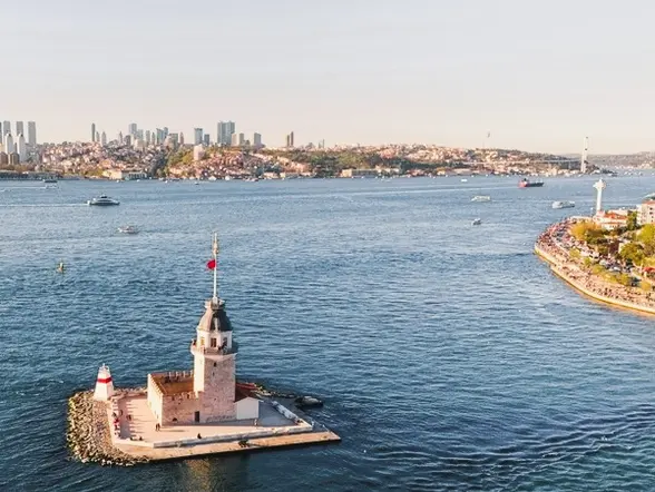 Torre de la Doncella en el Bósforo con la ciudad de Estambul al fondo.