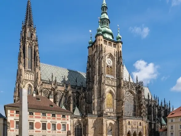 Turistas frente a la Catedral de San Vito en el Castillo de Praga.